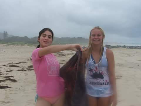 Mummy_Moo1's tweet photo. @Becky_boo2001 Rebecca Jane Thompson you are a wiredo do you always have to do something silly in every photo😂💛 http://t.co/7NtNiGPKnW