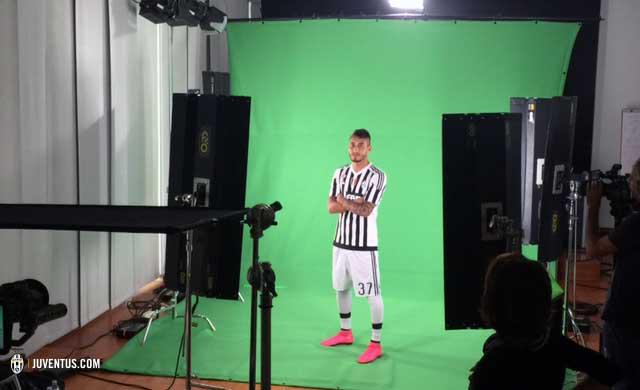 juventusfcen's tweet photo. .@ClaMarchisio8, @andreabarzagli2, #Pereyra and @Neto_Murara all strike a pose in today's photo shoot for @SkySport. http://t.co/7dSKjzwInA