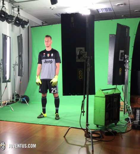 juventusfcen's tweet photo. .@ClaMarchisio8, @andreabarzagli2, #Pereyra and @Neto_Murara all strike a pose in today's photo shoot for @SkySport. http://t.co/7dSKjzwInA