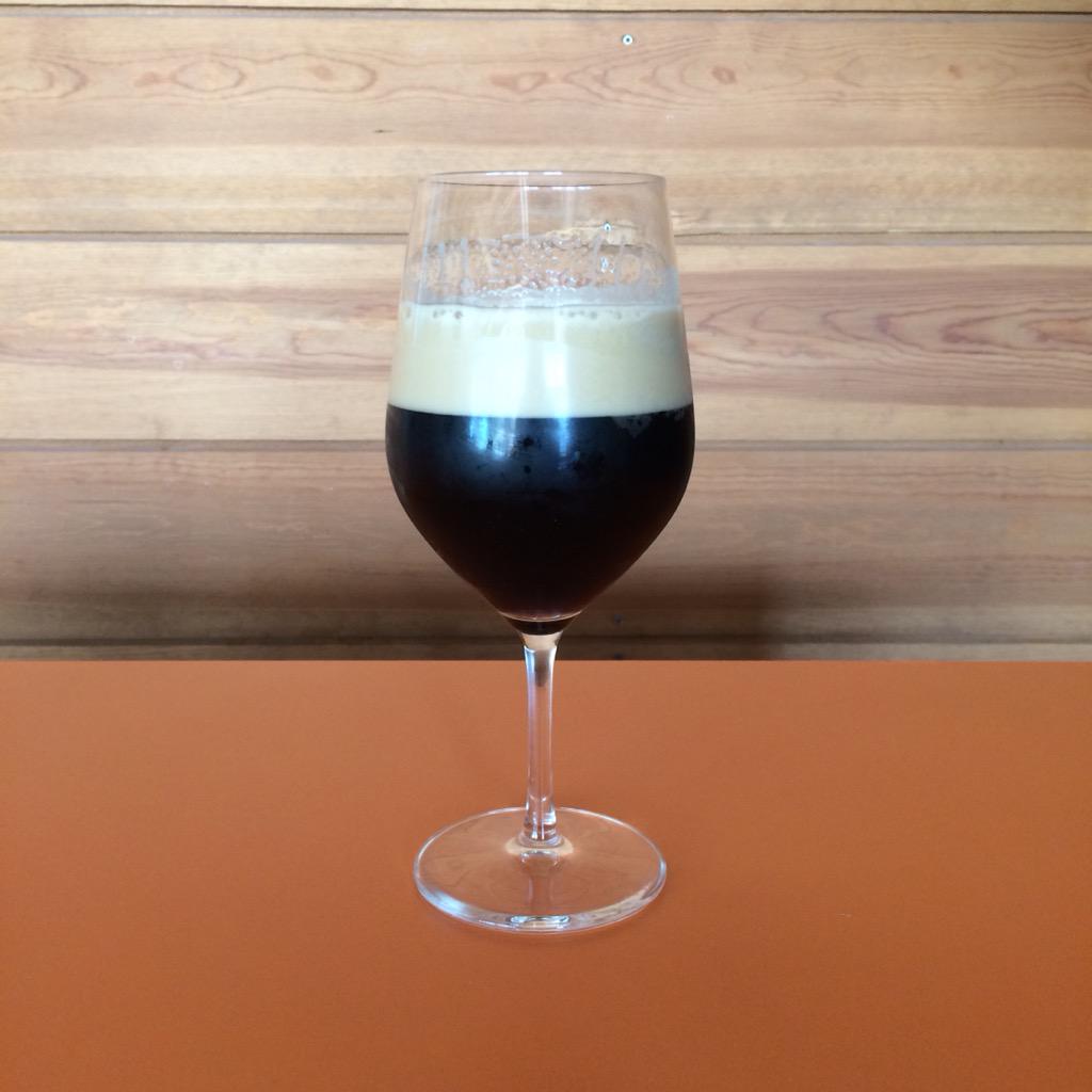 Nuestra #cerveza #Stout pinchada en <a href="/BREGUERcompany/">BREGÜER Cervecería</a> ilustración y receta de <a href="/nievescapa/">Nieves Muñoz 🖤 Iscar. España</a> corre a probarla #Valladolid