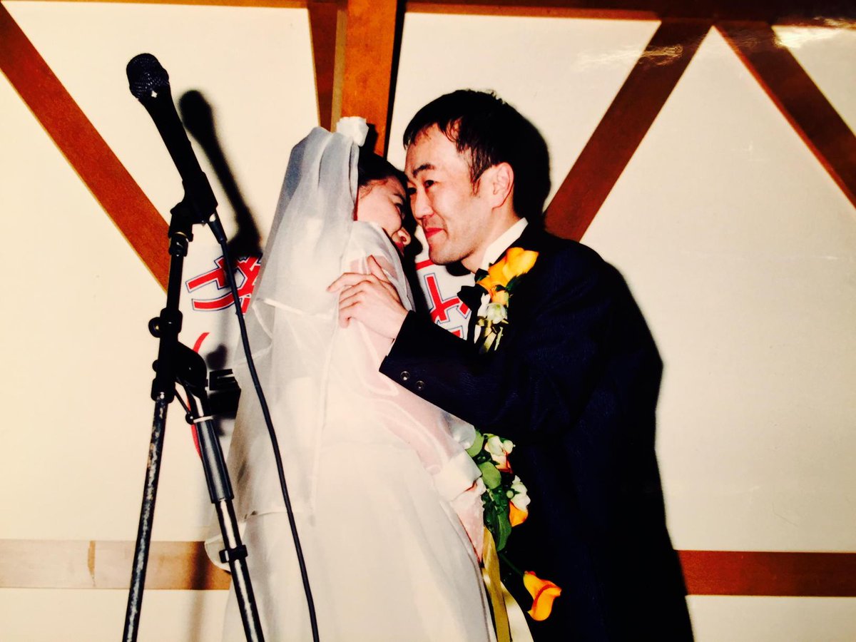 滝本淳助 温ちゃん 温水洋一さんの結婚記念写真は僕が撮ったんだよ 披露宴のクライマックス キスシーンのお披露目です さあ照れずに Http T Co Uzl3sr33vw Twitter