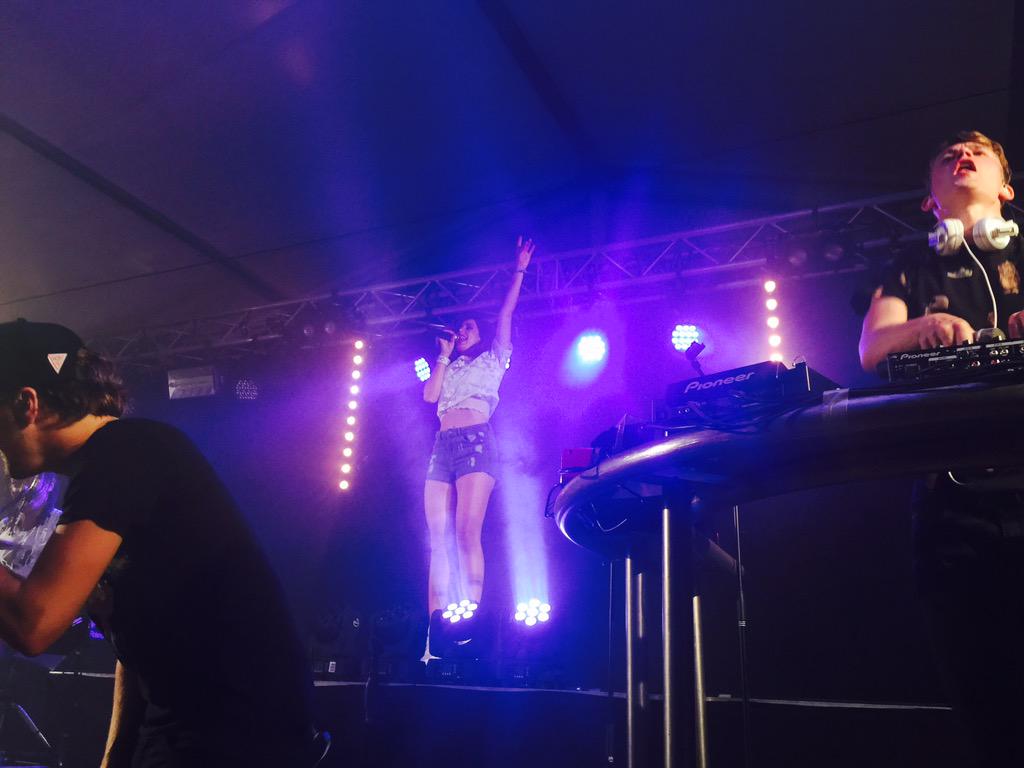 FloorJaxx members working the stage with the amazing band <a href="/BMRNGMusic/">Boomerang Music</a> in Alteveer last night!