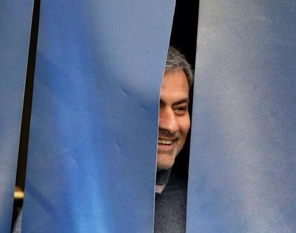 FootbaIIFckUps's tweet photo. What's the difference between Chelsea and the Bermuda Triangle?

The Bermuda Triangle has three points. http://t.co/yYOJHt4H7M