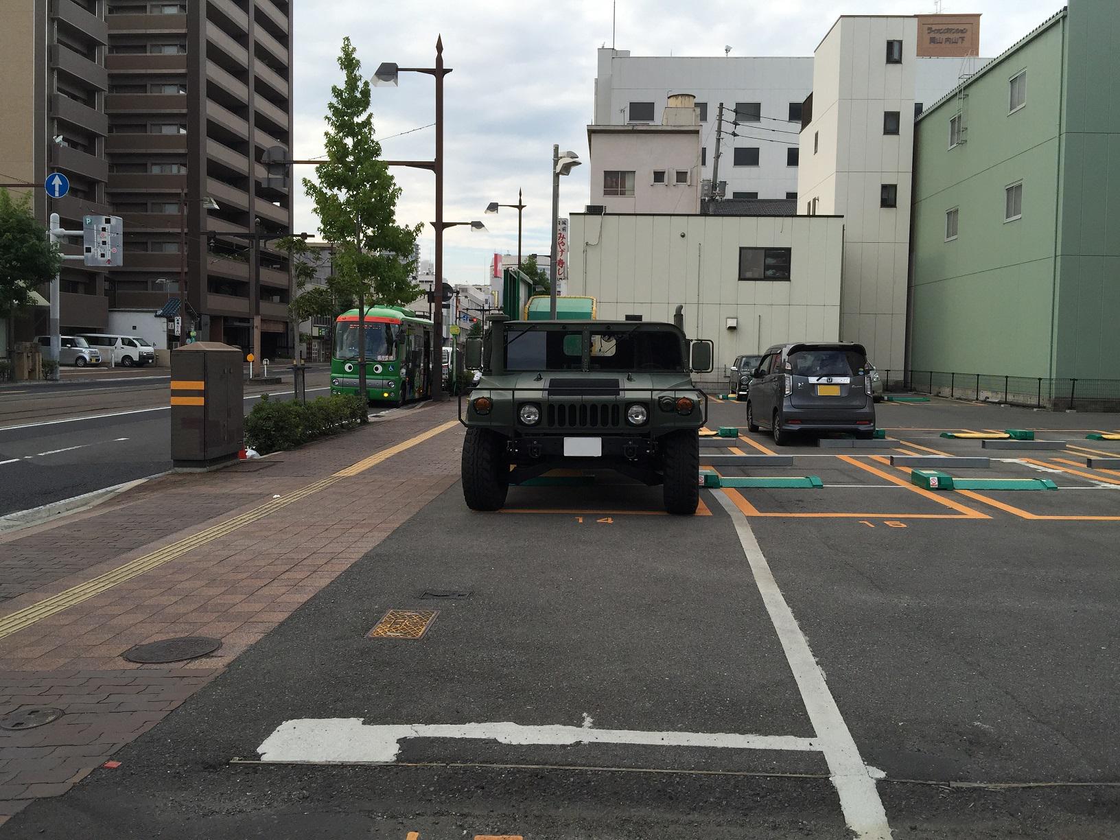 Un 街中でハンヴィーを駐車する時ってどうしてるのって聞かれる事が多いので 試しに街中のコイン パーキングで駐車してきました 結論からいうと ちょっと前にはみ出ますが枠内に何とか停められます 但し 幅があるので両側の車がちょっと不便ですね