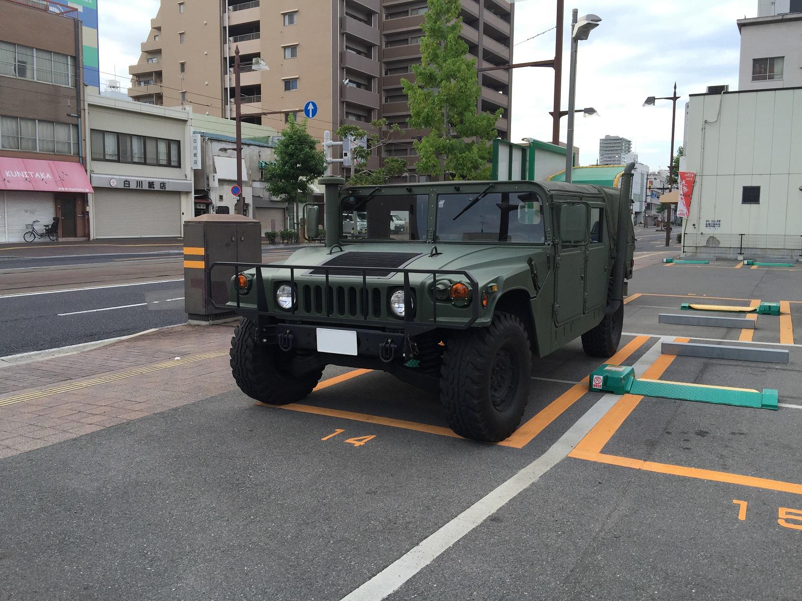 Un 街中でハンヴィーを駐車する時ってどうしてるのって聞かれる事が多いので 試しに街中のコイン パーキングで駐車してきました 結論からいうと ちょっと前にはみ出ますが枠内に何とか停められます 但し 幅があるので両側の車がちょっと不便ですね