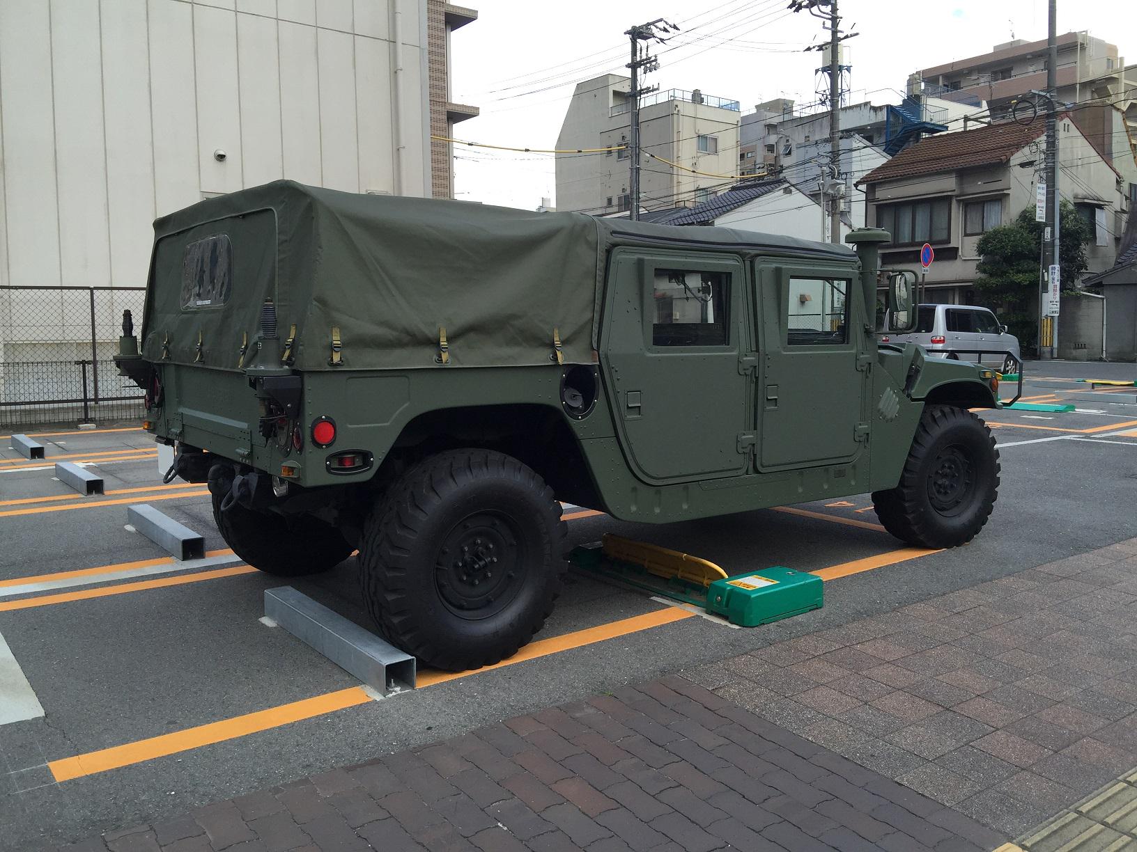 Un 街中でハンヴィーを駐車する時ってどうしてるのって聞かれる事が多いので 試しに街中のコイン パーキングで駐車してきました 結論からいうと ちょっと前にはみ出ますが枠内に何とか停められます 但し 幅があるので両側の車がちょっと不便ですね