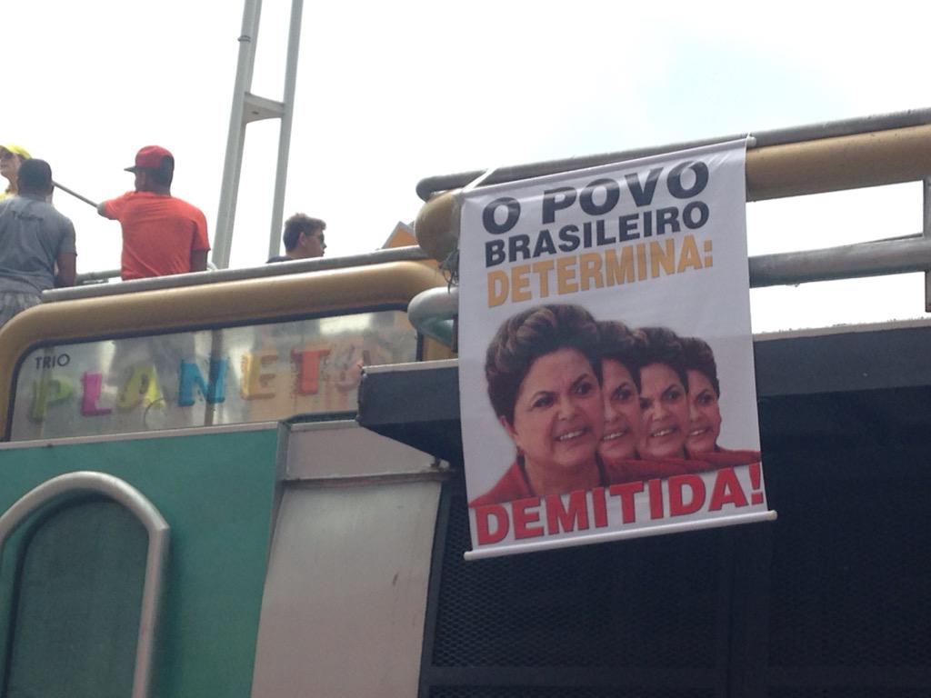 blogdejamildo's tweet image. Cartazes pedem cadeia para Lula e "demissão" de Dilma. Previsão é que o ato tenha início às 11h. #protesto1608