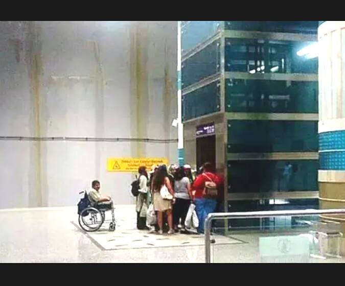 Yenikapı metrosunda çekilmiş bu resim..
İnsanımınz insanımız, insanlıktan çıkış insanımız!!
