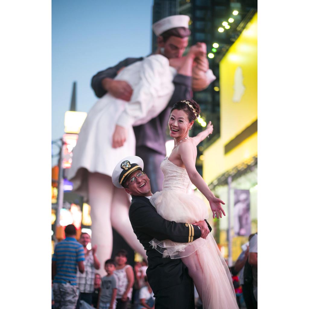 ButtonWoodPhoto's tweet image. Check out this amazing couple we caught in front of the unconditional surrender statue #TimesSquare #weddingday #love