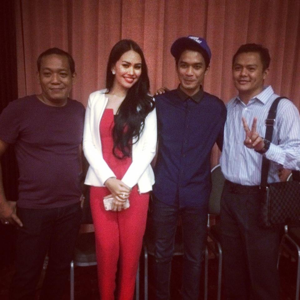 DickyDifie's tweet photo. sedih standupnya .. tp puas nghost nya bareng nona cetar ini..!! bodooooo amat *efekMasihKESEL nyenengin diri sendiri http://t.co/vWERpQv2kB