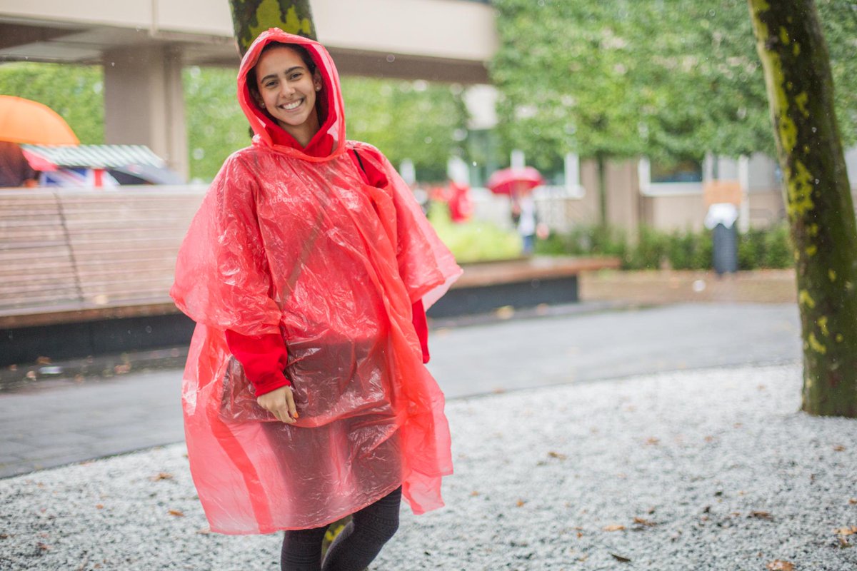 Radboud_Uni's tweet photo. Regenachtige start van #RUintro15, maar 1) het wordt beter en 2) met zo'n Radboudrode cape kun je alles aan. http://t.co/gKbZ5Sk9LO