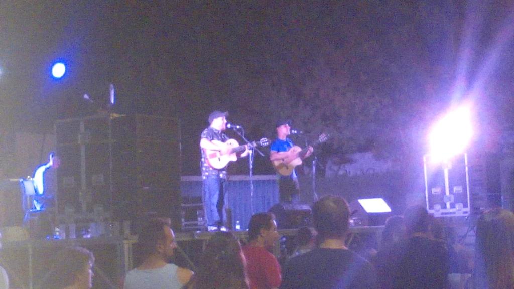 verito_serrano's tweet photo. Olee viendo @ALDESKUIDO el Viernes por la noche en Talayuela!! http://t.co/RXF4LqmGZ2