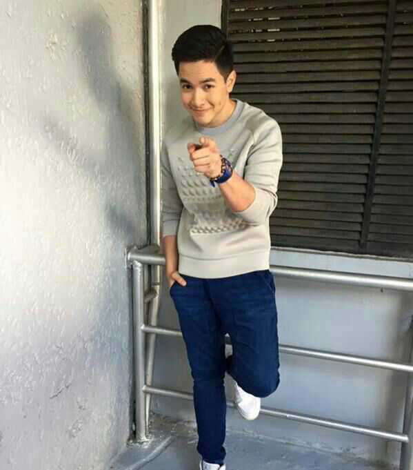 ALDENPHILS's tweet photo. Yung feeling na sana 12pm na para malapit na ang Kalyeserye #TTTFirstElims http://t.co/uGCJAivxOc