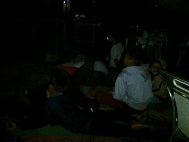 Tirakatan 70 thn Kemerdekaan, nonton bareng " Darah Garuda " bersama anak-anak, Dsn Seloiring, Jumoyo, Salam