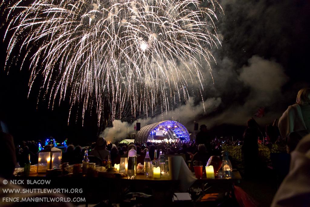 Manonthefence's tweet image. Night Glow and Fireworks @Shuttleworth_OW #Flyingproms a wonderful unmissable show