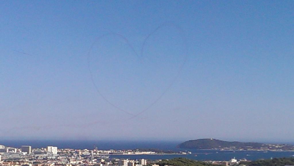 draganbilicic's tweet photo. @SolveigHatton @matt_hatt @delphlandrodie ohhh so cute #coeur #love http://t.co/zME3fEf32A