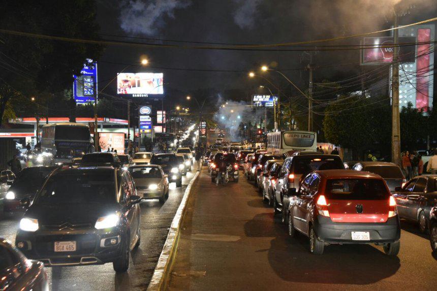 ABCDigital's tweet photo. Disminuyó en 30% la cantidad de pasajeros del transporte público, según el MOPC. http://t.co/m6AXaqiaf0 http://t.co/aWUoZZtnle