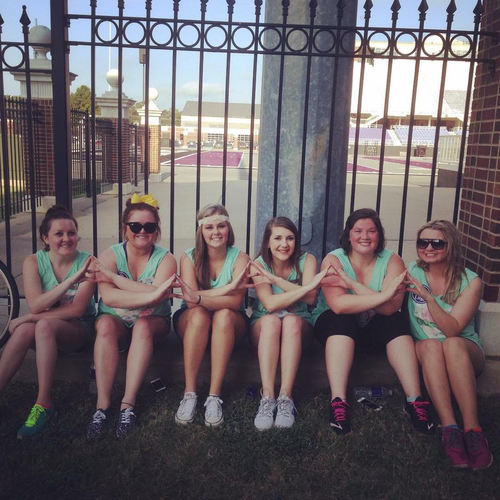 ucatrisigma's tweet image. Our bear hall movers are so happy to help the new bears! 💜 #moveinday15 @2019UCA