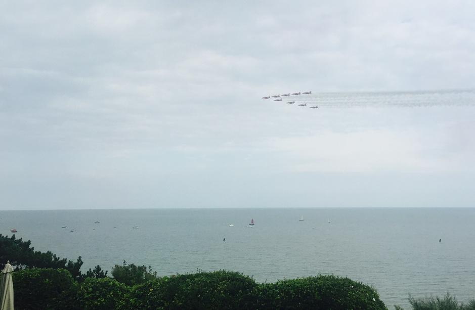 dannykellywords's tweet photo. Sacre blue! French jets over the South Coast. #airbourne #Eastbourne #poorpic http://t.co/cYTK0j8kLo