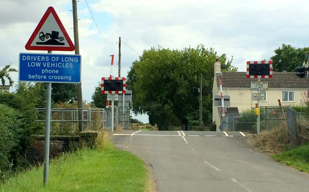 Uk Traffic Signs Risk Of Grounding Over Level Crossing High Bridge Road Thorne South Yorkshire Http T Co Zoiyytixwi