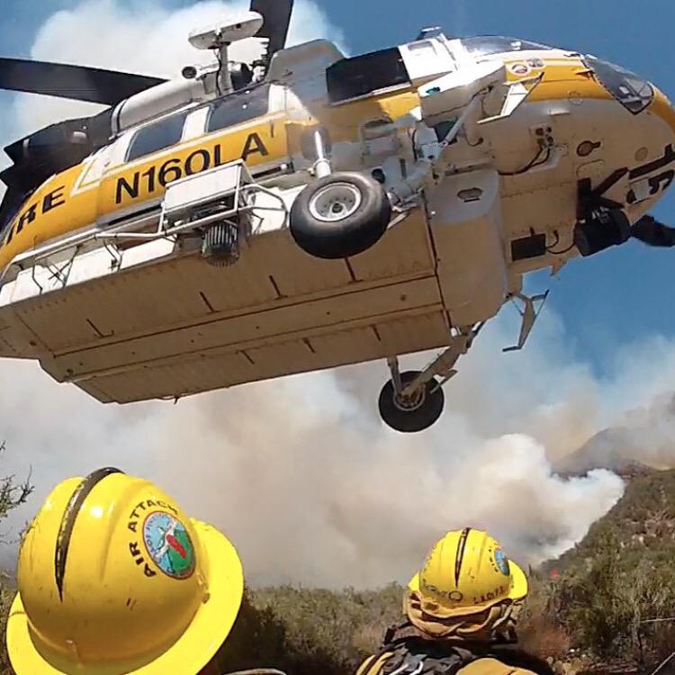 LACoFireAirOps's tweet image. Photo of the Week: Dramatic shot of firefighters dropped off by helicopter to assist @Angeles_NF (📷M.Trinidad via IG)