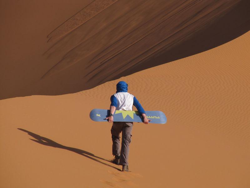 caravaneddesert's tweet photo. dune surfing in the #GrandErgOriental #tunisie #sahara #douz #تونس_المزيانة http://t.co/WxOwwVYITk