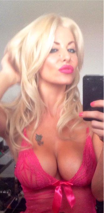 Hello :) #mirrorselfie #mirrorpic #boobies #SexySunday #BLONDES :) xxx http://t.co/vC9YCHLYSQ