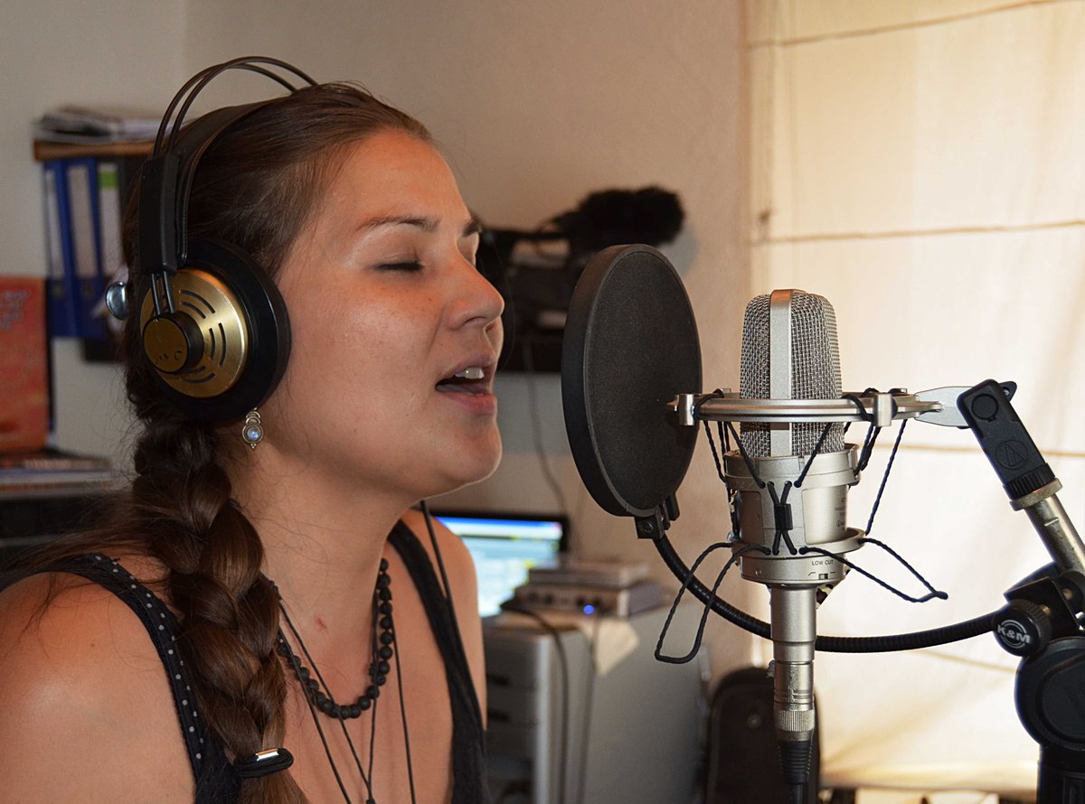 Peloquin777's tweet photo. Die weiblichen Vocal Parts sind inzwischen abgeschlossen. Ging locker, Flockig von der Hand. Vielen Dank an Cecropia. http://t.co/Y5SOSr5Nq3