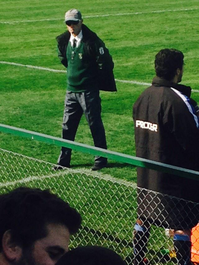 Agente Smith. Manteniendo la puertita de la tribuna siempre cerrada. #masduroquelarealidad