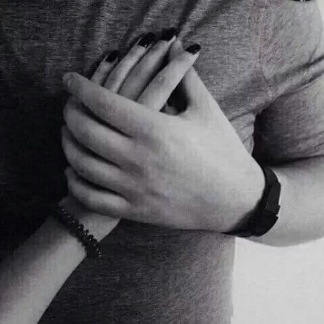 الأنثى لا تريد رجل ثريا
او وسيما او حتى شاعرا
تريد رجل يفهم عيناها اذا
حزنت فيشير بيده إلى صدره
ويقول وطنك هنا ♥