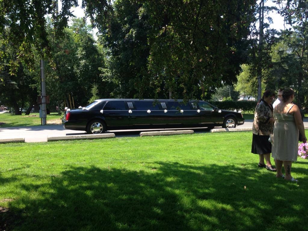 KnightLimo's tweet image. Lovely day for a wedding with Knight Limo at Lorne Park!