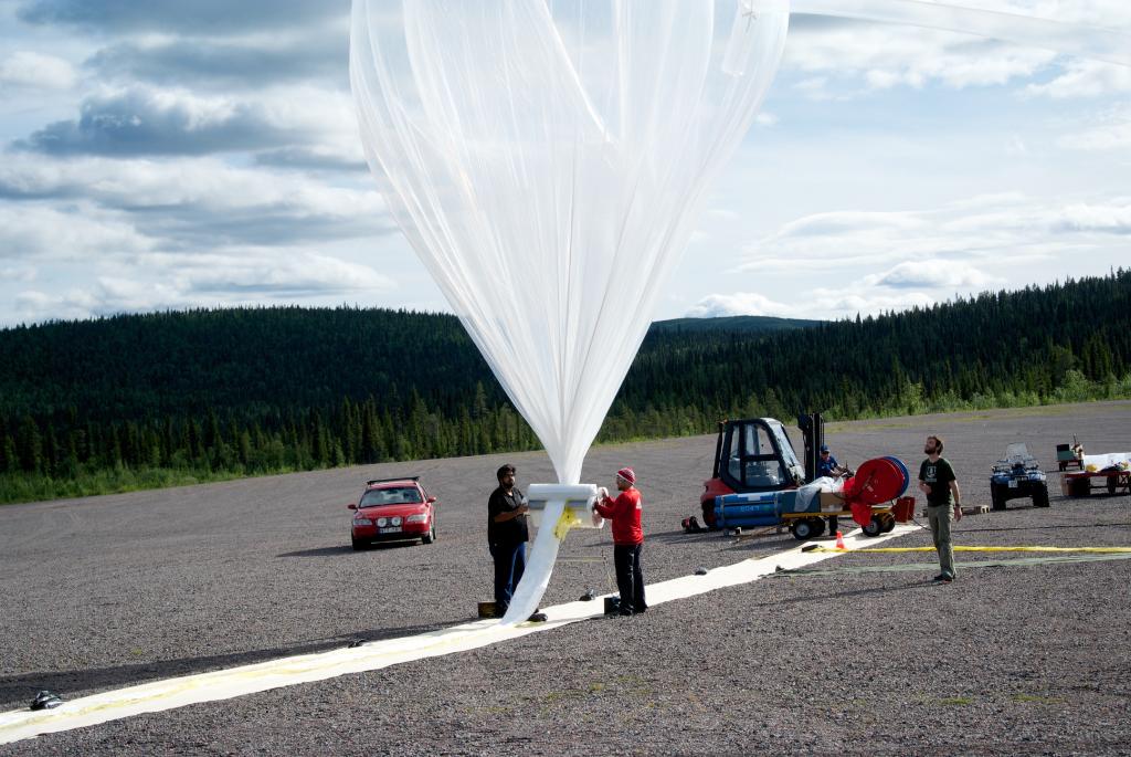 NASA's tweet image. Our BARREL mission will use scientific balloons to measure electrons raining down to Earth: go.nasa.gov/1Pgesvy