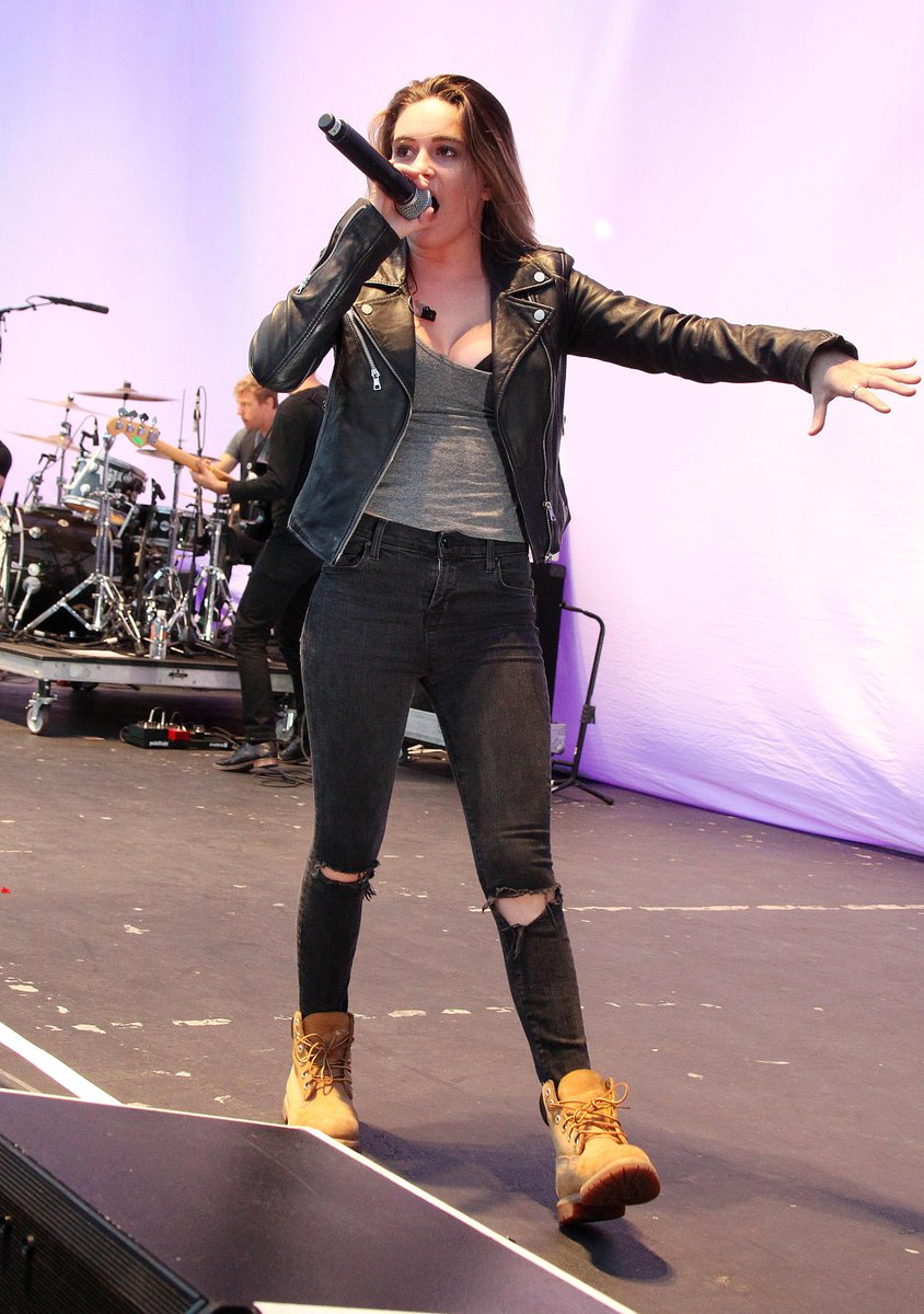 BeaMillerOnline's tweet image. HQ pics of Bea performing in Costa Mesa days ago #SummerReflection (3)