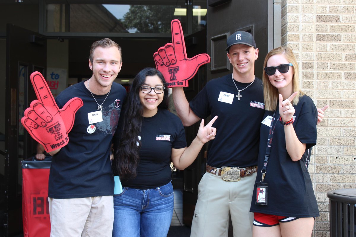 TTUHousing's tweet photo. Say hey to our #HowdyTECHsans out at the halls! #TTUMoveIn2015 #TTU19 http://t.co/TPC9h96Ipp