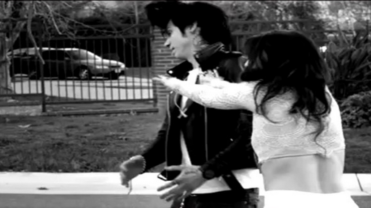 Deniss2612's tweet photo. porque me pegaste @Julietsimms17  amor @AzulRudd mira Juliet me pego http://t.co/9ehCReumFT