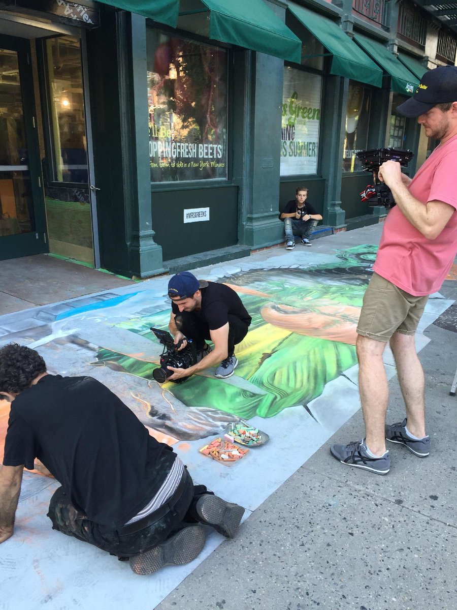 fluidny's tweet image. Our talented Zeke O'Donnell &amp;amp; crew working with renowned artist @HaniSidewalkArt for @SaatchiNewYork and Mrs. Greens