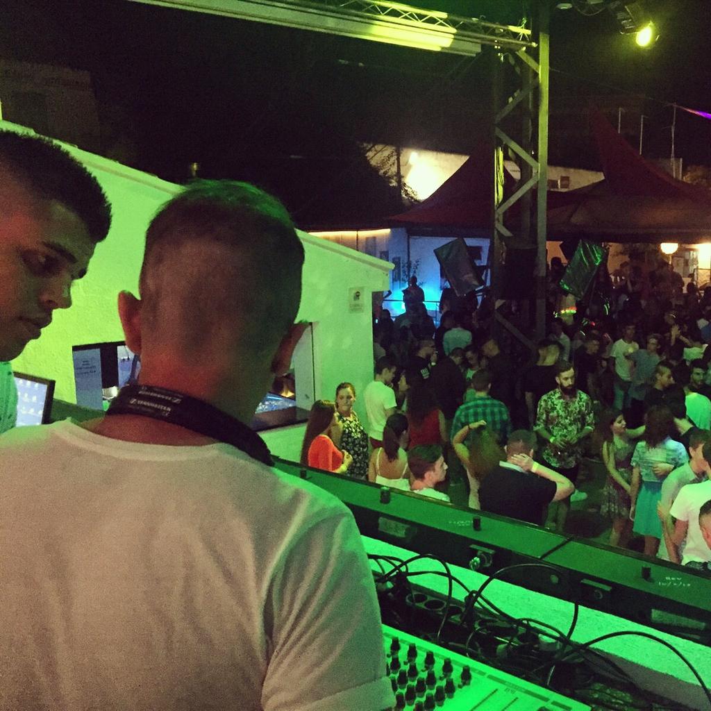 Y de repente tienes un hermano pequeño ... Feliz Cumpleaños Bro !! #PartyTogether 
<a href="/sergifive5/">sergi sanz</a>