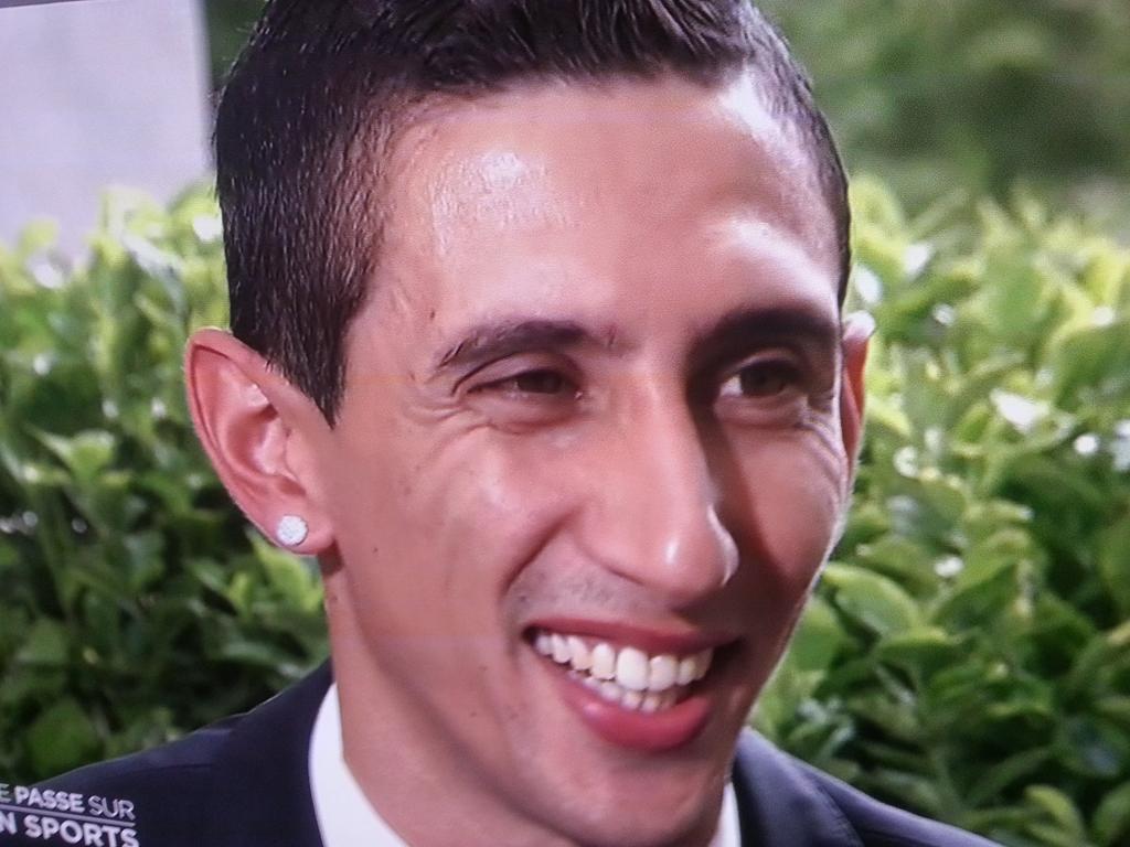 NUMERO1SPECTRE's tweet image. Perso #DiMaria je l'imagine plus habillé en femme au Bois de Boulogne qu'en finale de la C1. #PSGGFCA