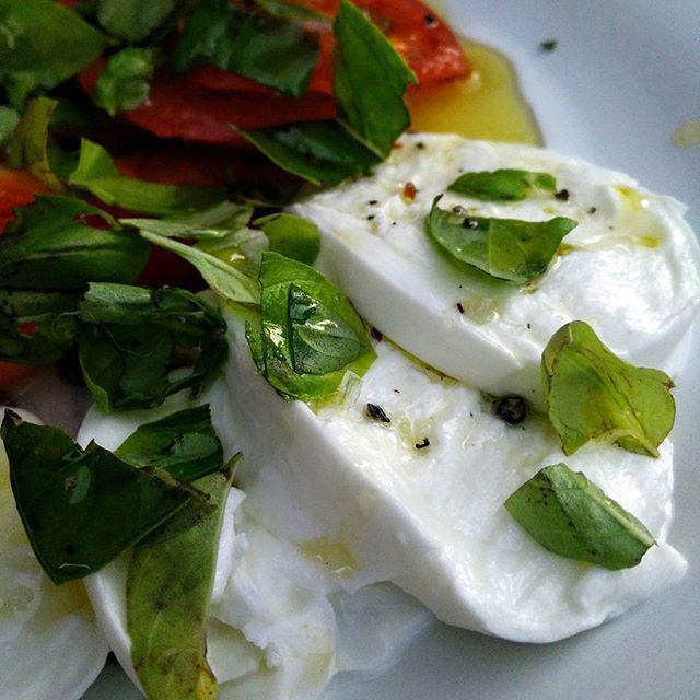 pekoete's tweet photo. Fem timmar gammal buffelmozzarella från @buffellinda och solmogna tomater från Sörgården g… http://t.co/VwxpdEM7fR http://t.co/CbyyfEX1ng