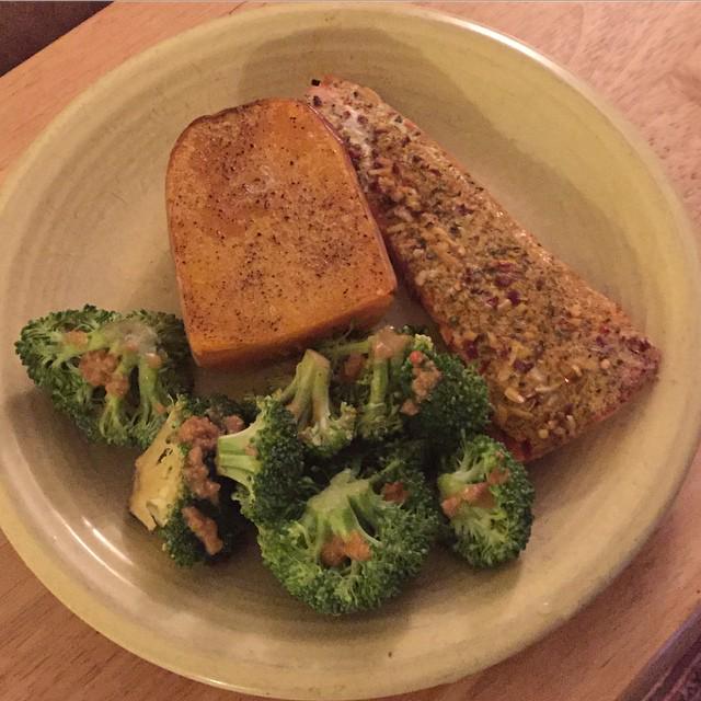 FitGuruNikia's tweet photo. Have balanced meals to increase your metabolism and maintain good weight management! Salmon,Veggie,Squash! http://t.co/6TYDLHzOiZ