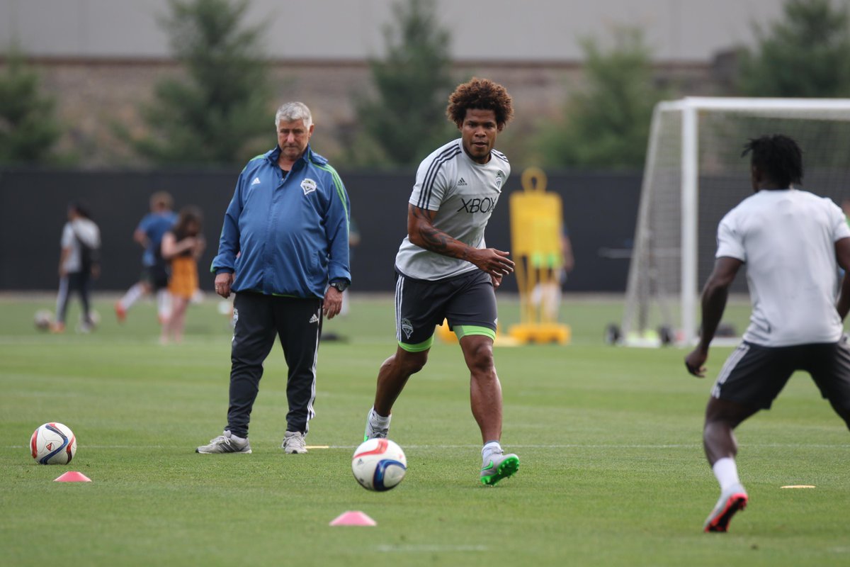SoundersFC's tweet photo. Before he makes his #Sounders debut, watch @romantorres05's arrival in Seattle: http://t.co/n75o9sK3q3 #SEAvORL http://t.co/8oK9q4wNn4