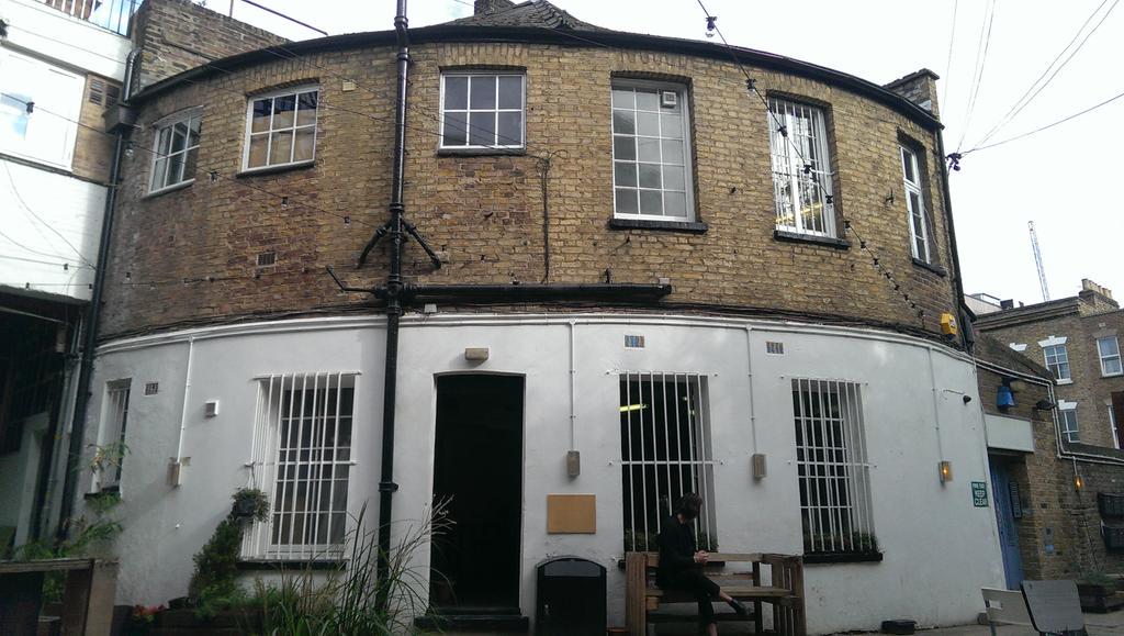 UrbanGentry's tweet photo. @BrunswickCoffee delightful new coffee in #dalston established brand, new beautiful space @allpressdalston http://t.co/ZDFNKnMWDj