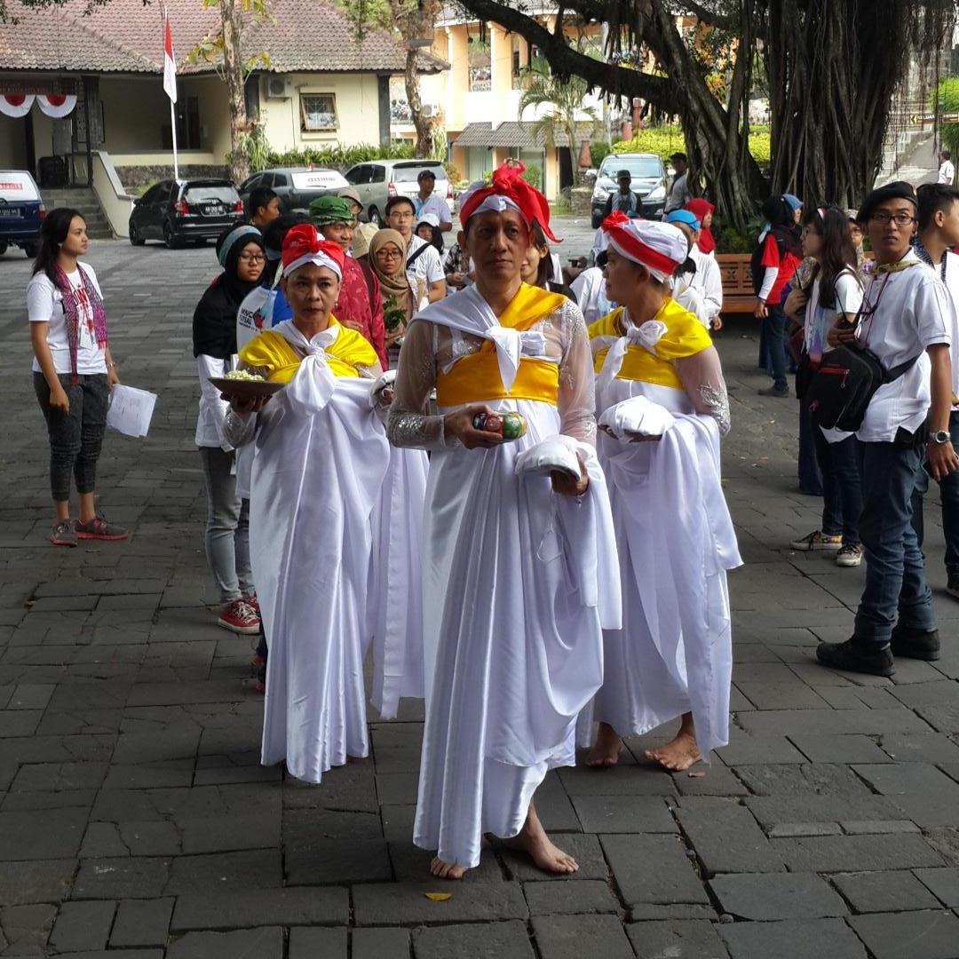 unisifmyk's tweet photo. Arak2an dipimpin @DidikNT &amp; Frans Hananto menandai dimulainya kegiatan #SCSI2015 utk merayakan #RI70 http://t.co/LP1ajuzvQC via @seribu_org