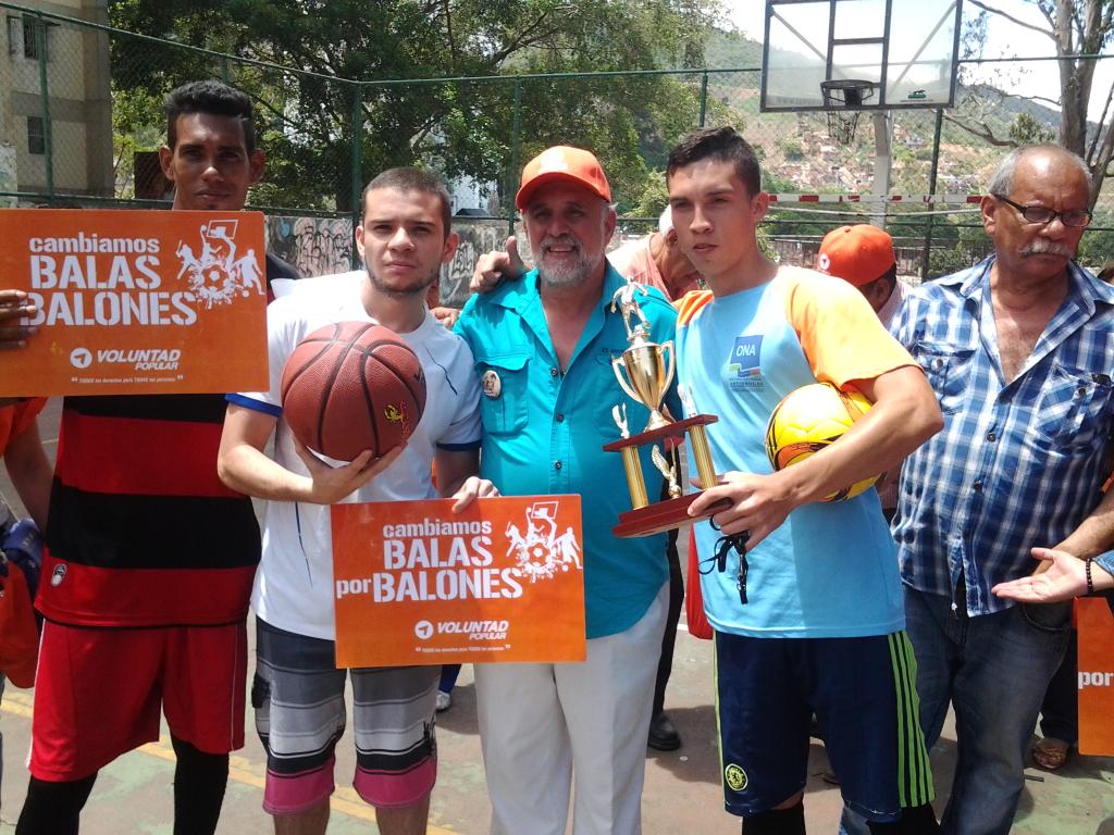 DefensaIDH's tweet photo. Seguimos haciendo labor social ayer cambiamos #BalasXBalones en paraguaichi cochesito #LaLlaveGanadora @leon_ismael http://t.co/CsJjEkXmph
