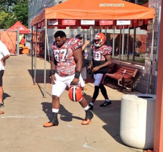 CauseWereGuys's tweet photo. Browns are wearing camo now in hopes that their fans can't see them lose http://t.co/rJjStaf11n