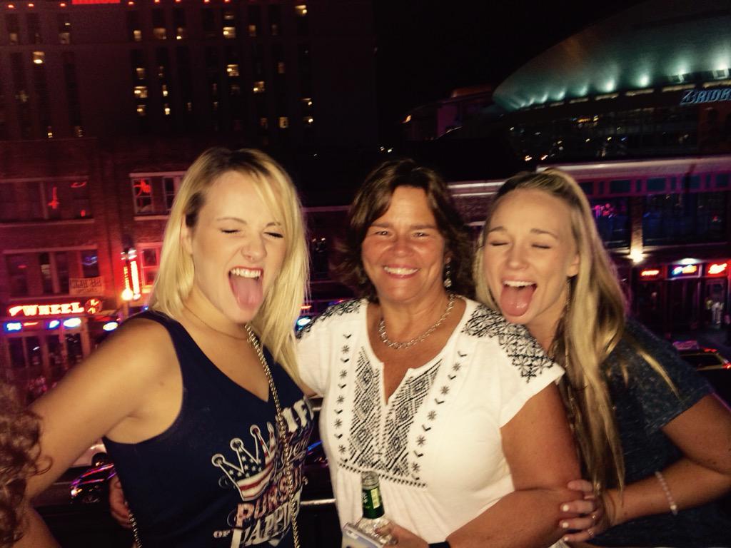 mama comes to nashvilleeeee 😜 hi@ambercarrington