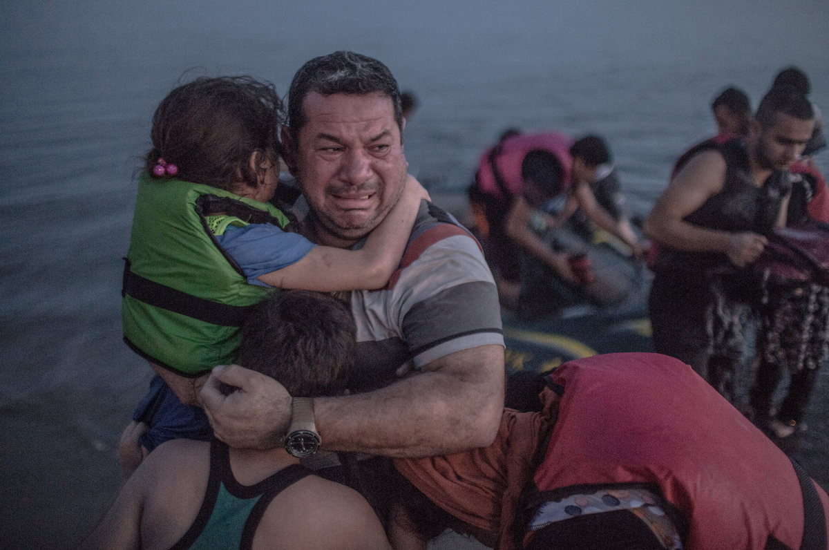 The terror and Desperation of a Syrian Refugee captured in one heart wrenching photo CMkHJ38WUAA2RNw