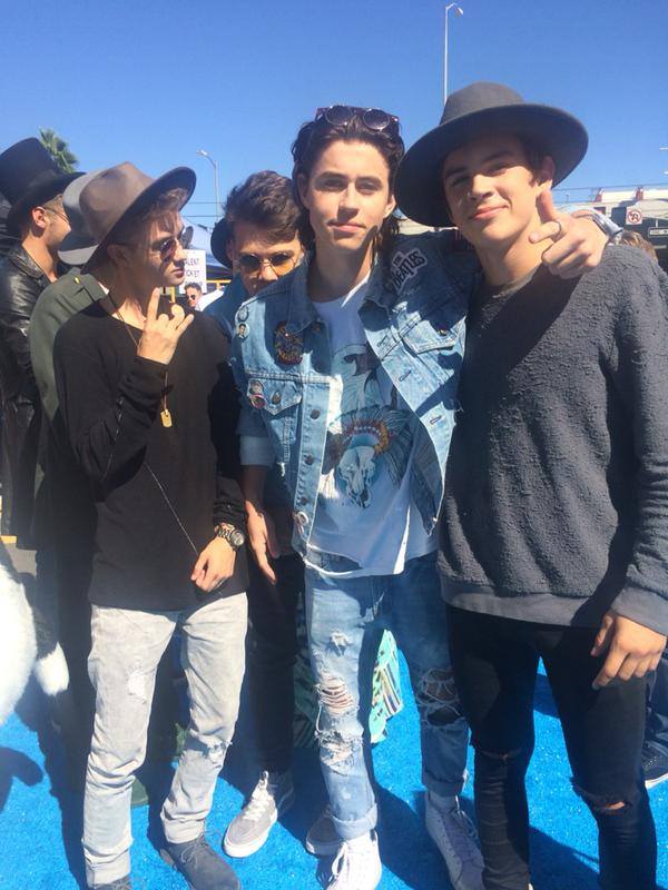 FebreTeen's tweet photo. Nash Grier, Hayes Grier e Jack And Jack no Blue Carpet #TeenChoiceAwards RT http://t.co/2dTUrLLK1m