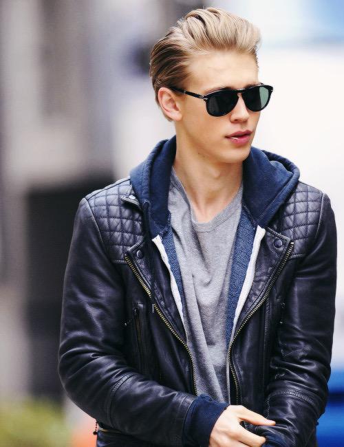 Happy birthday to the wonderful Austin Butler. The guy who knows how to dress good   