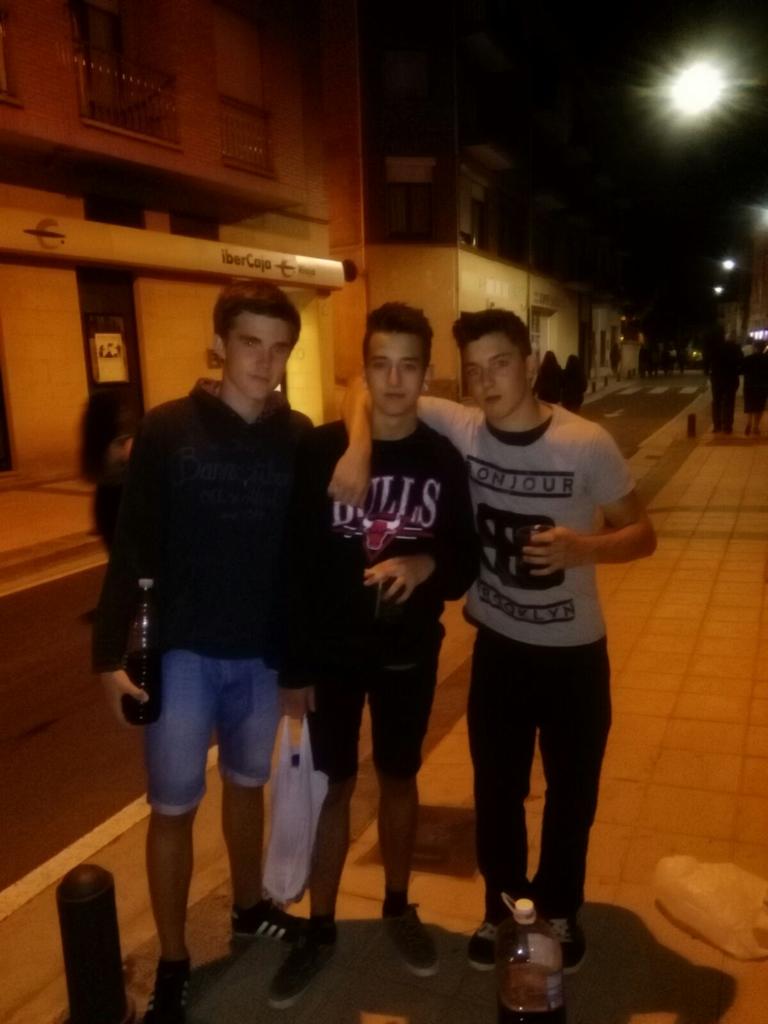 ivan_varea's tweet photo. El Zulo quedo bien representado ayer en Navarrete ๐๐๐ #PocaTaja #MenudaPercha @christian_varea @zari_varea97 http://t.co/q1mvvWNVzl